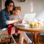 How to Choose a Side Hustle As a Stay-At-Home Mom